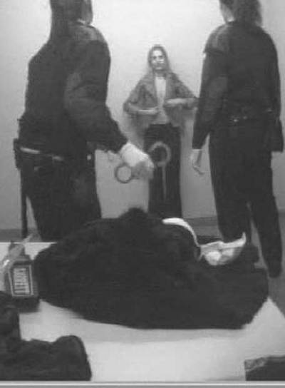 Las  mosses  y la detenida, en la sala de cacheos.