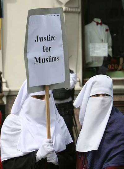 Una mujer pide justicia para los musulmanes ante la sede de Scotland Yard.