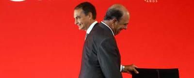 El presidente del Gobierno, José Luis Rodríguez Zapatero, y el del Banco Santander, Emilio Botín, en la sede de la entidad en Boadilla del Monte (Madrid).rn  ULY MARTÍNrnZapatero y Botín, en la guardería de la Ciudad Financiera del Santander.