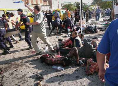 Los servicios de rescate ayudan a las víctimas del atentado suicida perpetrado ayer en la ciudad argelina de Batna.