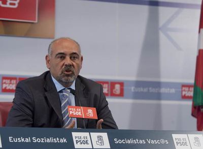 El portavoz del PSE en las Juntas de Vizcaya, José Antonio Pastor, en la rueda de prensa de ayer.