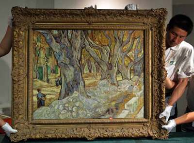 El cuadro de Van Gogh  Grandes plátanos,  durante el montaje de una exposición en Pekín en 2006.