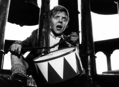 David Bennet, como Oskar, en un fotograma de 'El tambor de hojalata' (1979), de Volker Schlöndorff.