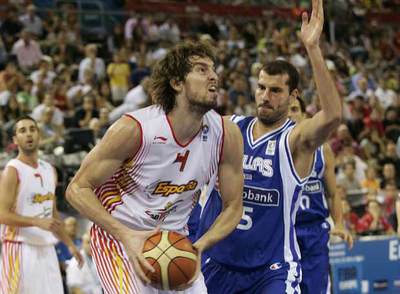 Pau Gasol se prepara para lanzar a canasta ante Kakiuzis.