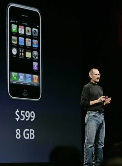 Steve Jobs presenta la rebaja del precio del iPhone.