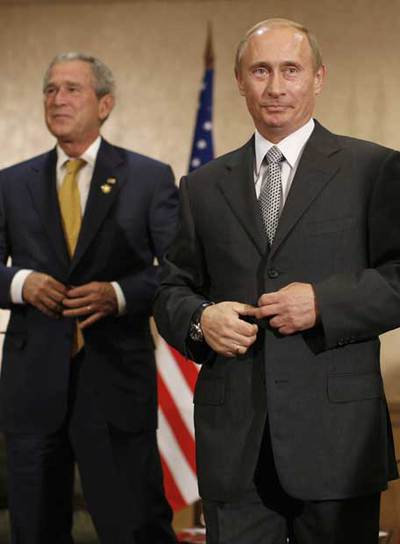 George W. Bush (izquierda) y Vladímir Putin, al término de la reunión mantenida ayer en Sidney.
