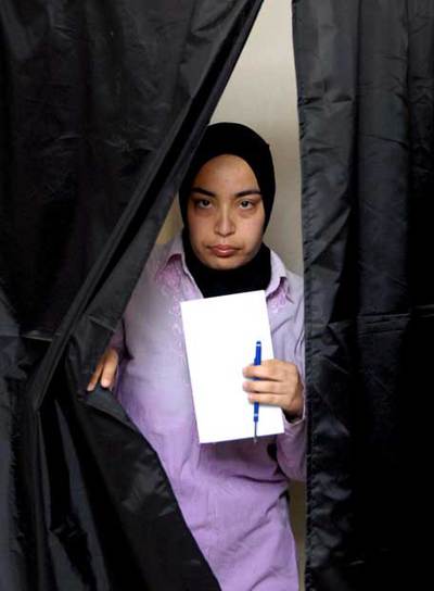 Una mujer se dispone a depositar su papeleta en el centro electoral Feki Ahmed el Marini de Sale.