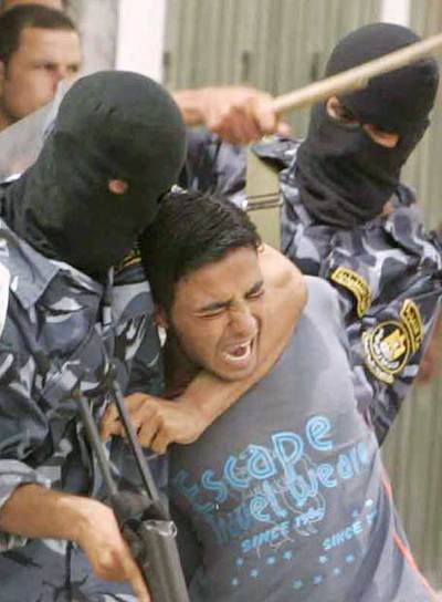 Policías de Hamás detienen a un miembro de Al Fatah durante los disturbios de ayer.