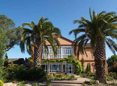 El hotel Valdepalacios ofrece 29 habitaciones y un restaurante que sigue las directrices del  chef  Santi Santamaría.