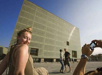 El Kursaal, auditorio y centro de congresos proyectado por Rafael Moneo e inaugurado en 1999, es la sede principal del festival de cine de San Sebastián, que celebra este año su 55 edición.