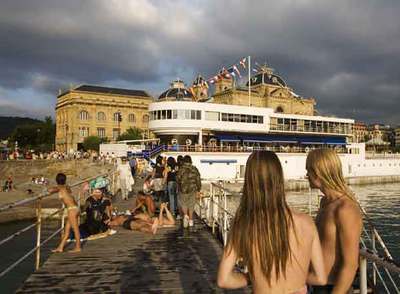 Pasarela frente al Club Náutico, con el Ayuntamiento de la capital guipuzcoana al fondo.