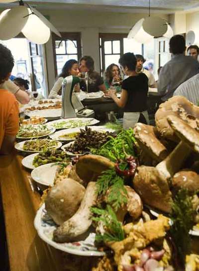 Pinchos en la barra del Gambara, un bar refinado en la parte vieja de San Sebastián.