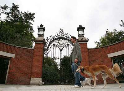 Entrada a Holland Park, uno de los espacios verdes de Londres en cuyas cercanías se encuentra el Museo Leighton.