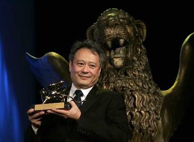 Ang Lee recibe el León de Oro por su película  Lust, caution .