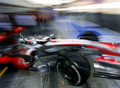 Fernando Alonso sale de  boxes  durante la sesión de clasificación de ayer en Monza.