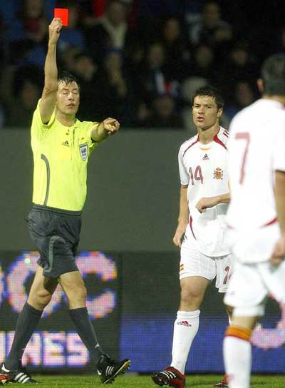 Xabi Alonso, en el momento de ser expulsado.