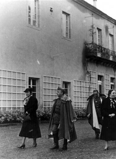 Franco y Carmen Polo, en el pazo, en fecha indeterminada.