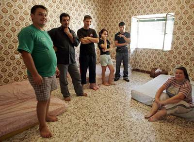 El rumano Varga Lucian, con su familia, en la casa vacía que les han alquilado.
