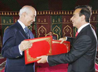 El primer ministro marroquí Driss Jettou (a la izquierda) y el consejero delgado de Renault Carlos Ghosn.