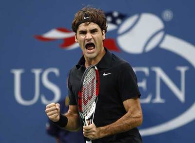 Roger Federer grita tras un tanto ganador.