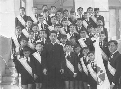 Los cruzados eucarísticos de entonces ahora tienen página  web:  preciososdecadadelos60.iespana.es.