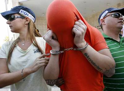 Uno de los detenidos es llevado esposado por policías ante un tribunal en Ramle, cerca de Tel Aviv.