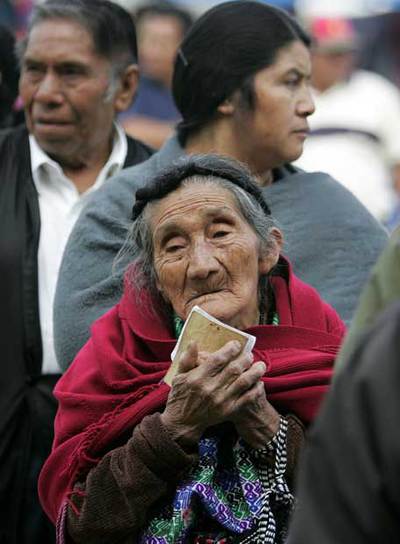 Una anciana aguarda su turno para votar en San Juan Comalapa.