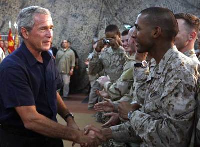 Bush (izquierda) saluda a los soldados de la base de Al Asad, en la provincia iraquí de Al Anbar, el lunes pasado.