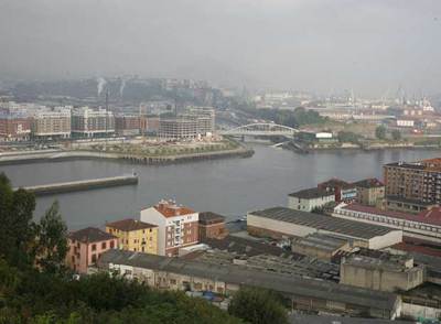Una vista de la ría del Nervión entre Barakaldo y Erandio (en primer término). El saneamiento de la Ría es uno de los proyectos financiados por la UE.