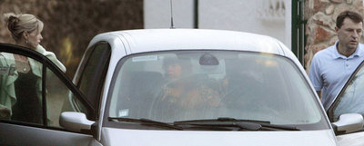 Kate y Gerry McCann, ayer, al subir al coche Renault Scenic de alquiler en el que perros especializados  encontraron restos de ADN de su hija.