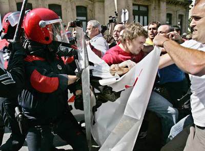 Olano, en el centro con camisa blanca, encabezando la manifestación disuelta por la Ertzaintza.