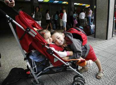 Un niño se despide de su hermana en la puerta de un colegio de Getxo, en el primer día del nuevo curso.