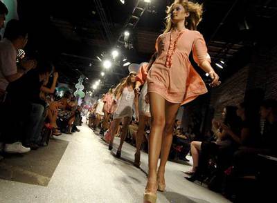 Un grupo de modelos, en el desfile de la colección de Jennifer López.