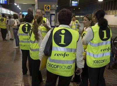Informadores en los vestíbulos de la estación de Sants.