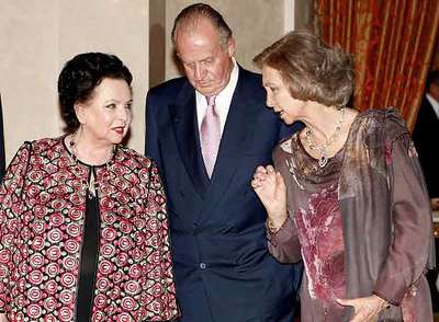 La viuda de Rostropóvich (izquierda), con los Reyes.