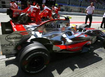 Un bólido de McLaren y, al fondo, otro de Ferrari durante el Gran Premio de Montmeló.