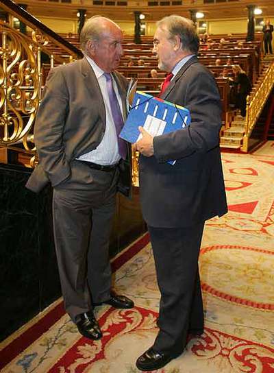 Pedro Solbes (a la derecha), con el portavoz de CC, Luis Mardones.