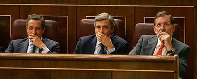 Los dirigentes del PP Eduardo Zaplana, Ángel Acebes y Mariano Rajoy, durante el pleno de control al Gobierno en el Congreso de los Diputados.