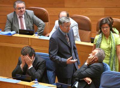 En primer término, Quintana, Suárez Canal, Méndez Romeu y Caride, ayer en el pleno del Parlamento.