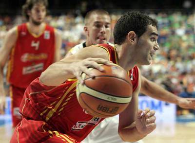 Calderón penetra de forma decidida entre la defensa alemana.