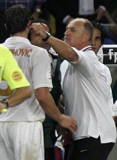 Scolari, a la derecha, lanza un puñetazo a Dragutinovic.