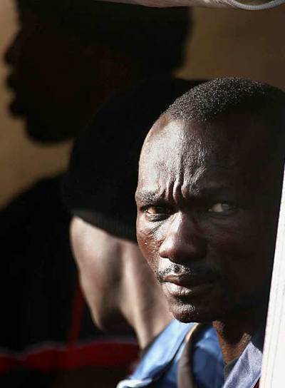 Un inmigrante africano, el martes, en la costa del sur de Tenerife.