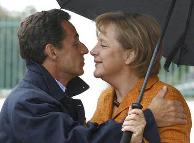 Angela Merkel da la bienvenida a Nicolas Sarkozy, el lunes, en el palacio de Meseberg.