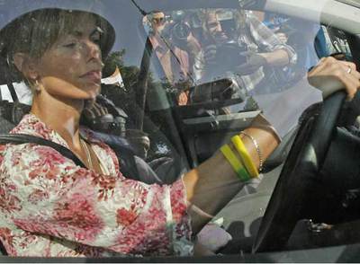 Kate McCann, al salir de su casa en Rothley con  Cuddle Cat,  el peluche de  Maddie. 