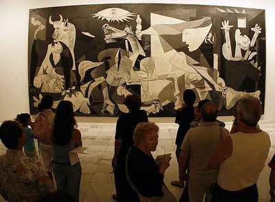 Visitantes del Museo Nacional Reina Sofía ante el  Guernica,  de Picasso, el mes pasado.