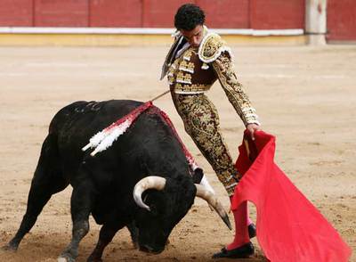 Tejela da un pase en la cuarta de abono de la feria de Guadalajara, en la que cortó cinco orejas.