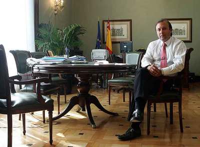 Joan Mesquida Ferrando, en su nuevo despacho del Ministerio del Interior durante la entrevista.