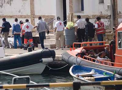 Llegada al puerto de Cartagena de 13 inmigrantes que viajaban en dos pateras interceptadas ayer frente a la playa de Calblanque.