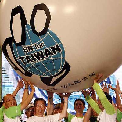 El presidente Chen Shui Bian (segundo por la derecha), en el acto celebrado en el puerto de Kaohsiung.