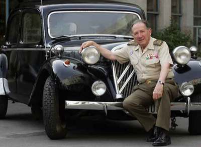 El jefe del Estado Mayor de la Defensa, fotografiado el miércoles junto al  Pato  que fue suyo, y que vendió a un amigo.